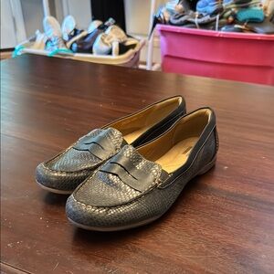 Clarks black reptile print women’s loafers size 11